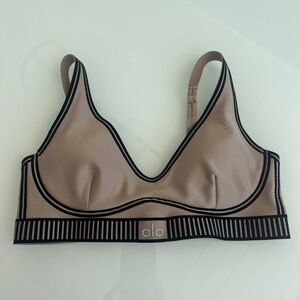 Alo Yoga Airlift Line Up Bra - Gravel